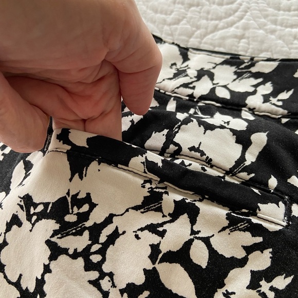 Croft & Barrow Floral Print Capris Black and White Pockets Size 12 - Picture 7 of 11